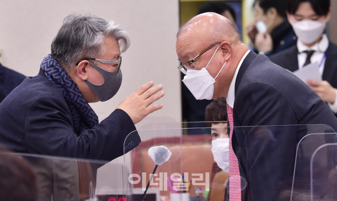 [포토]국토위 전체회의, '논의하는 조응천-김희국'