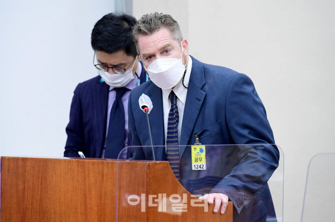 [포토]산업재해 청문회, '답변하는 노트먼 조셉 네이든 대표'