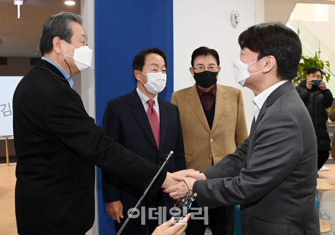 '김영삼도서관에서 악수하는 안철수-김무성'                                                                                                                                               