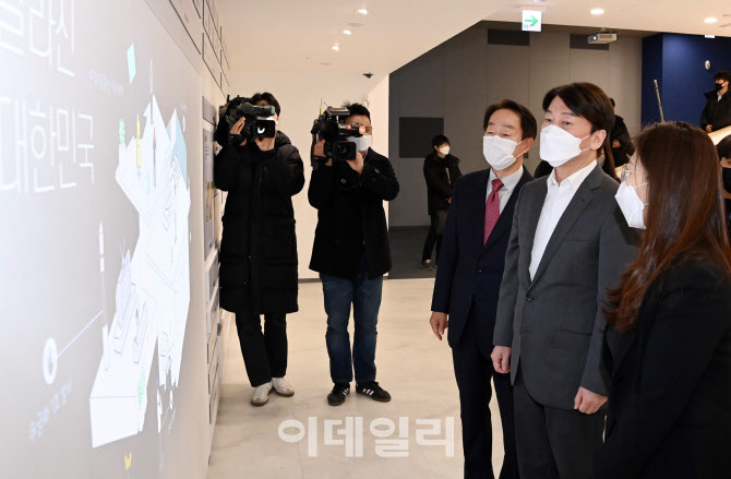 '김영삼도서관 방문한 안철수 대표'                                                                                                                                                       