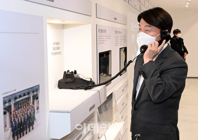 '고 김영삼 전 대통령 목소리 듣는 안철수 대표'                                                                                                                                           