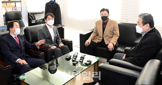 '대화 나누는 안철수-김무성-김현철'                                                                                                                                                      