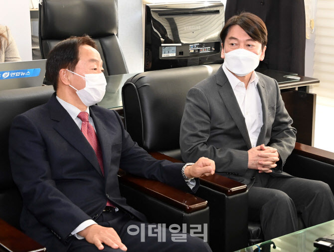 '대화 나누는 안철수-김현철'                                                                                                                                                             