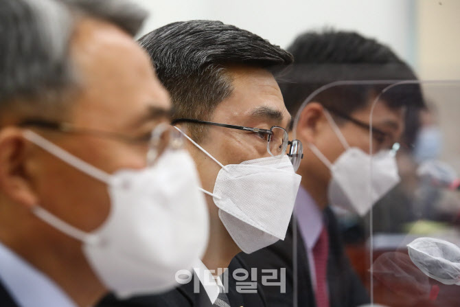 '답변하는 서욱 국방부 장관'                                                                                                                                                             