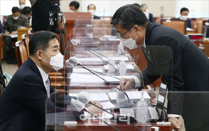 국방위, '대화하는 서욱-신원식'                                                                                                                                                          