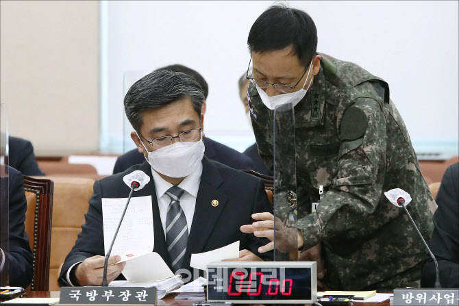 국방위, '보고 받는 서욱 국방부 장관'                                                                                                                                                    