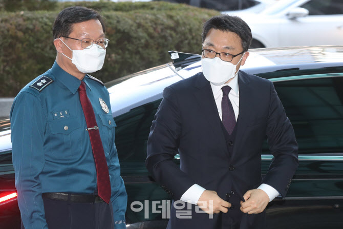 경찰청 도착한 김진욱 공수처장                                                                                                                                                                     