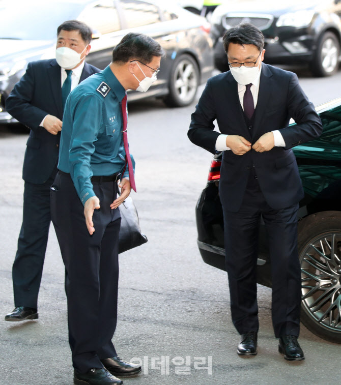 김창룡 청장 예방하기 위해 경찰청 찾은 김진욱 공수처장                                                                                                                                             