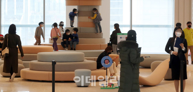 ‘더현대 서울’ 찾은 어린이들                                                                                                                                                                     