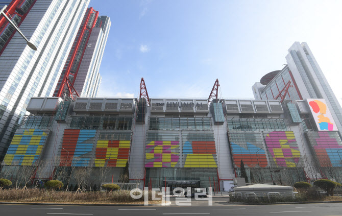 여의도에 자리 잡은 ‘더현대 서울’                                                                                                                                                                