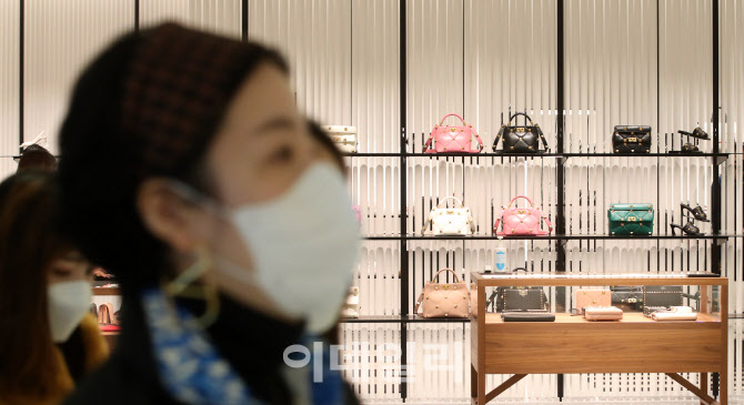 ‘더현대서울’ 3대 명품 빠져, 현대백화점의 파격 실험                                                                                                                                              