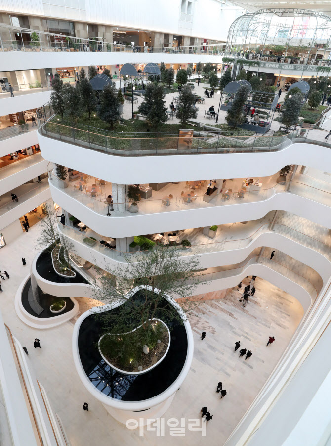 자연 품은 ‘더현대 서울’                                                                                                                                                                         