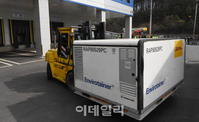 수송 차량에서 물류창고로 옮겨지는 코로나19 백신                                                                                                                                                   