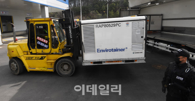 수송 차량에서 물류창고로 옮겨지는 아스트라제네카 코로나 백신                                                                                                                                      