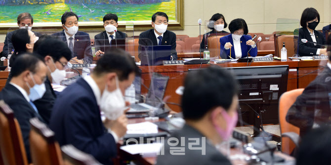 정무위 전체회의 출석한 은성수-조성욱                                                                                                                                                              