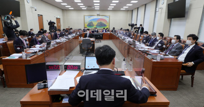 정무위 주재하는 윤관석 정무위원장                                                                                                                                                                 