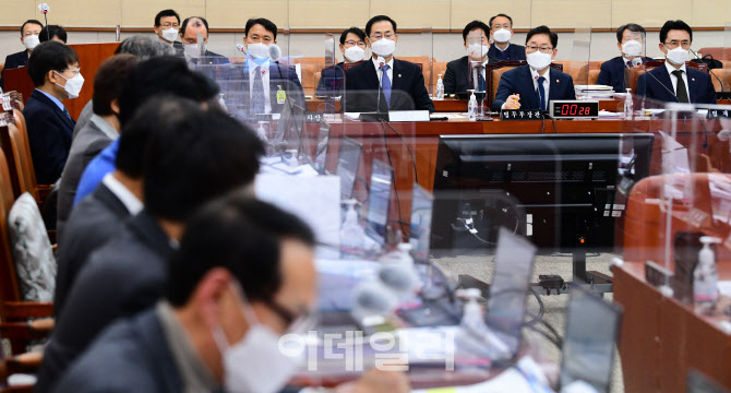 국회 법사위, '답변하는 박범계 장관'                                                                                                                                                     