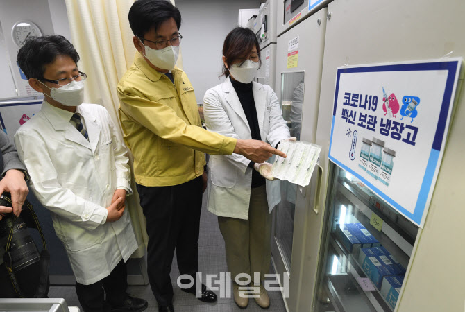 박성수 구청장, 백신 전용 주사기 점검                                                                                                                                                              