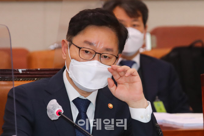 박범계 법무부 장관, '대통령 말씀에 속도조절 표현 없었다'                                                                                                                                