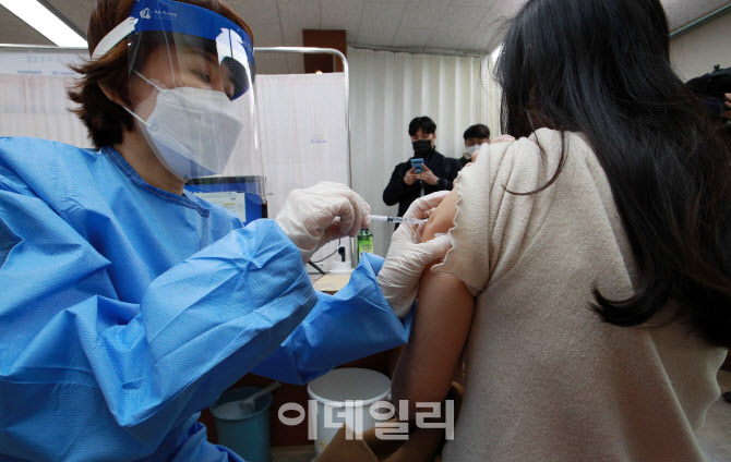 AZ 코로나19 백신 접종                                                                                                                                                                             