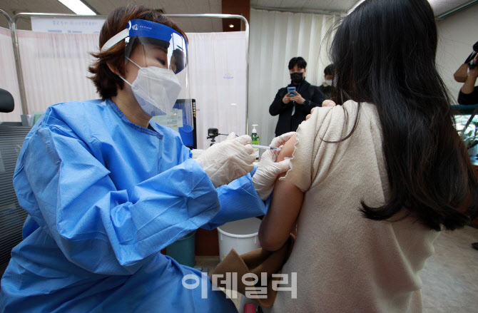 AZ 백신 접종 받는 요양시설 종사자                                                                                                                                                                 