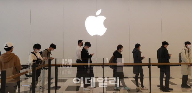애플 스토어에 줄 선 시민들                                                                                                                                                                        