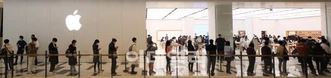 애플 스토어 2호점에 줄 선 시민들                                                                                                                                                                  