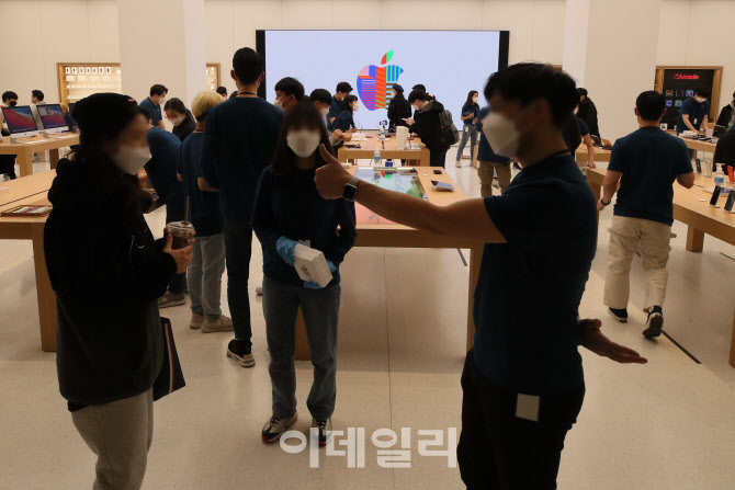 여의도에 정식 개장한 애플 스토어 2호점                                                                                                                                                            