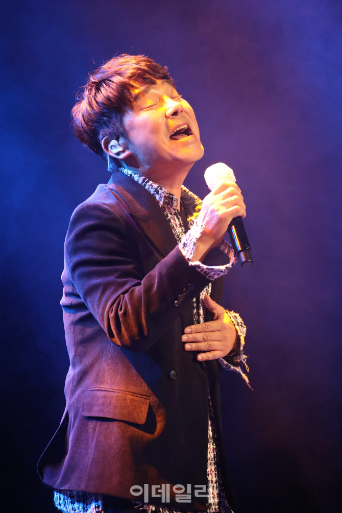 멋진 공연 펼치는 임창정                                                                                                                                                                           