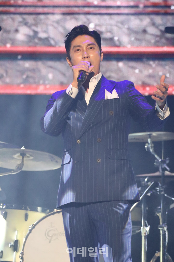 김우형, 듬직한 무대                                                                                                                                                                               