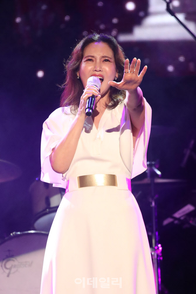 김우형, 화사한 무대                                                                                                                                                                               