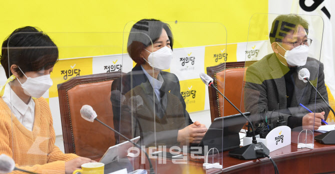 의총에서 발언하는 강은미 정의당 비대위원장                                                                                                                                                        