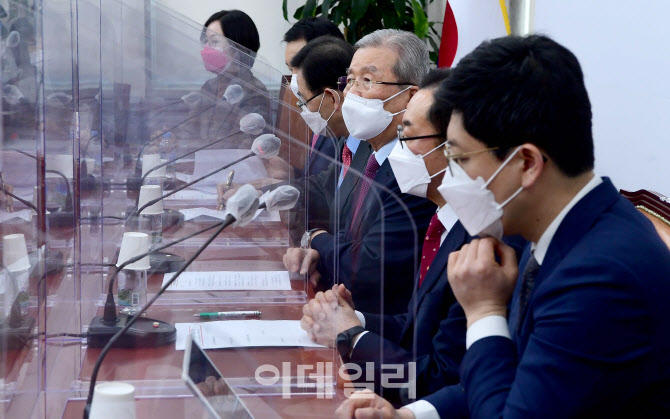 김종인 비대위원장, "제3지대 후보로 단일화해서는 서울시장 선거 못 이겨"                                                                                                                  