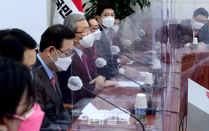 비상대책위원회의 주재하는 김종인                                                                                                                                                                  