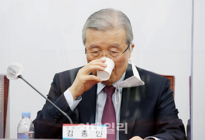 물 마시는 김종인 국민의힘 비대위원장                                                                                                                                                              