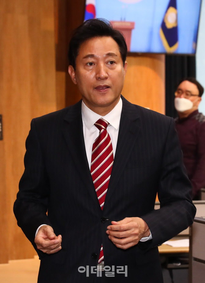 기자회견 마친 오세훈                                                                                                                                                                              