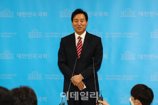 취재진 질문에 답하는 오세훈                                                                                                                                                                       