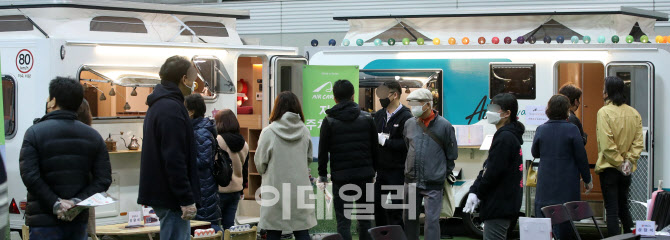 캠핑 트레일러 살펴보는 관람객들                                                                                                                                                                   