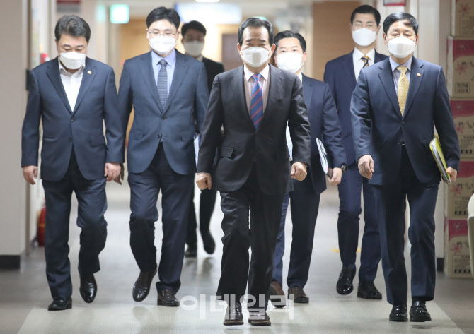 LH 땅 투기 의혹 관련 브리핑하기 위해 입장하는 정세균 총리                                                                                                                                         