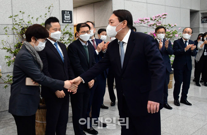 퇴임식 없이 27년 검사 생활 마무리한 윤석열 총장                                                                                                                                                   