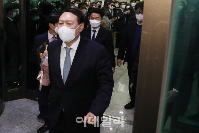 대검에서 나오는 윤석열 총장                                                                                                                                                                       