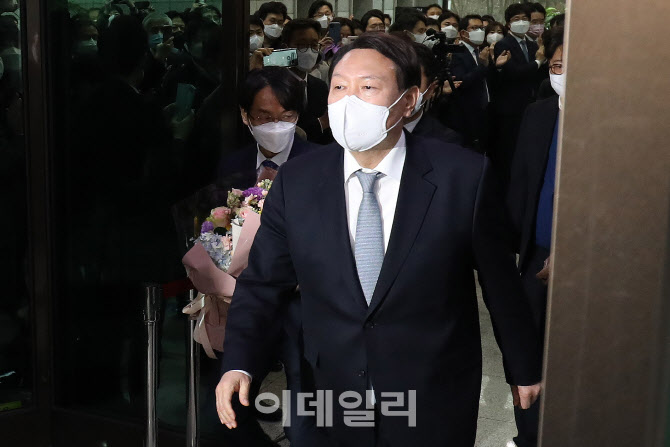 대검에서 나오는 윤석열 검찰총장                                                                                                                                                                   