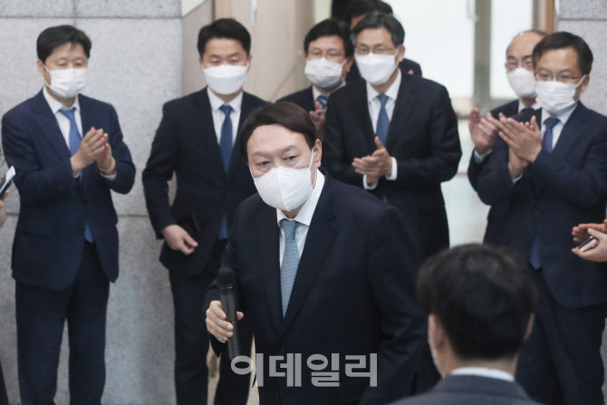 발언 후 간부들의 박수를 받는 윤석열 총장                                                                                                                                                          