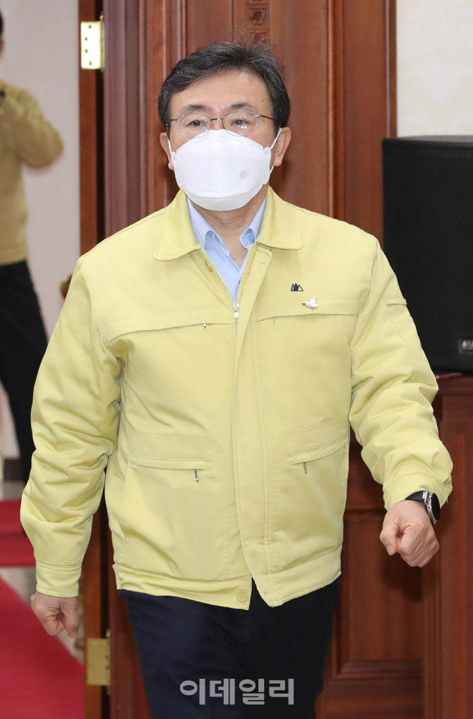  코로나19 중대본회의 참석하는 권덕철 장관                                                                                                                                                         