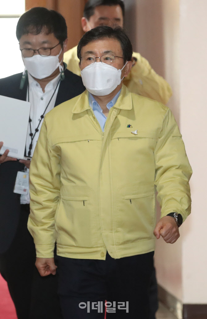  중대본회의 참석하는 권덕철 보건복지부장관                                                                                                                                                        