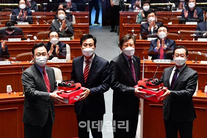 오세훈-박형준, '빨간 운동화 신습니다'                                                                                                                                                   