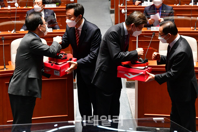 오세훈-박형준, '이제부터 빨간 운동화'                                                                                                                                                   