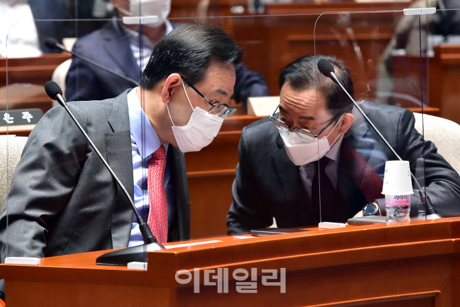 국민의힘 의원총회, '논의하는 주호영-이종배'                                                                                                                                             