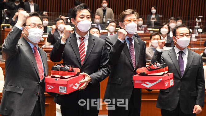 빨간 운동화 전달받은 오세훈-박형준                                                                                                                                                                