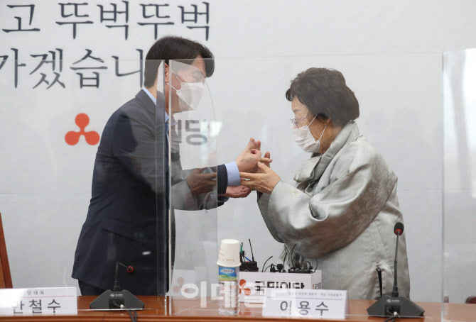 '손가락 걸고 약속하는 안철수-이용수'                                                                                                                                                    